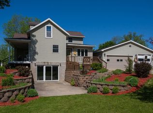 1801 Maple Way, Coggon, IA 52218