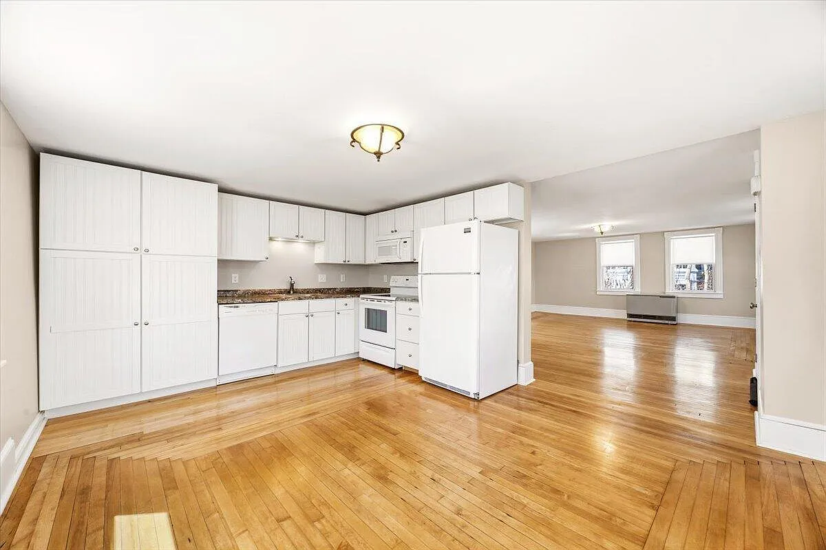 3 bed, 1100 sqft, $2,200 — Photo 2