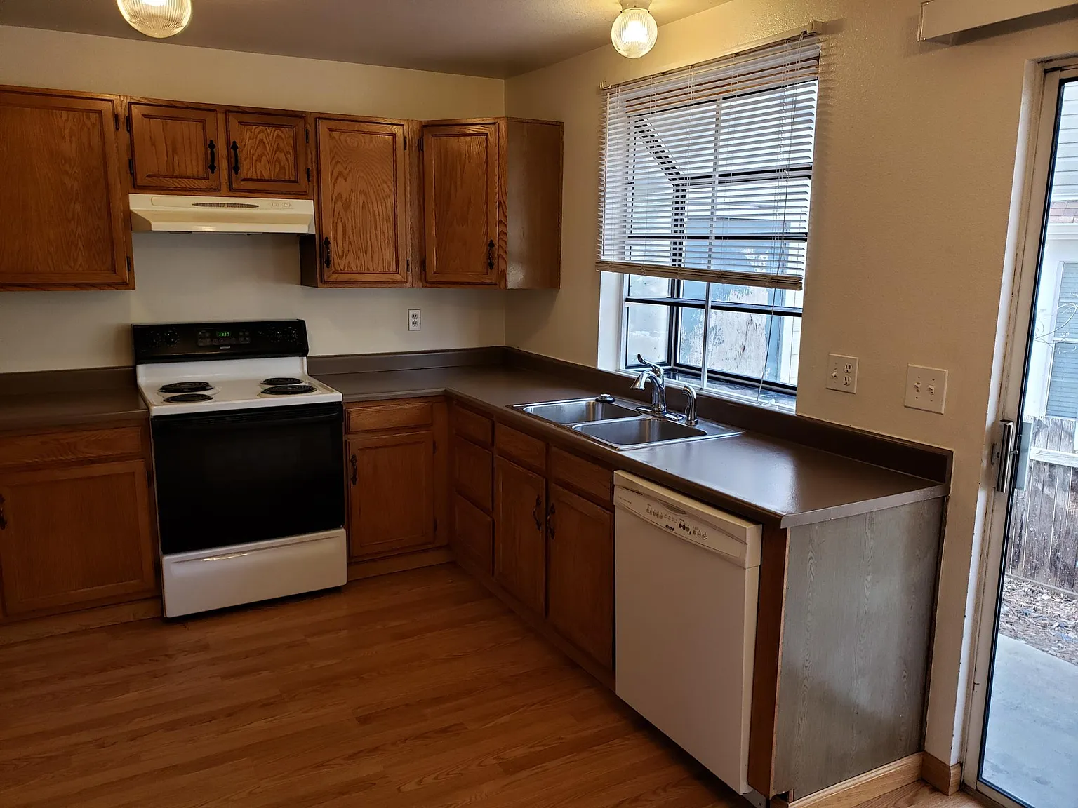 2 bed, 2.5 bath, 1108 sqft, $1,995 — Photo 2
