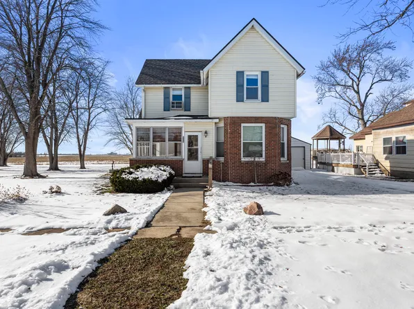 215 Chicago St, Dewitt, IL 61735