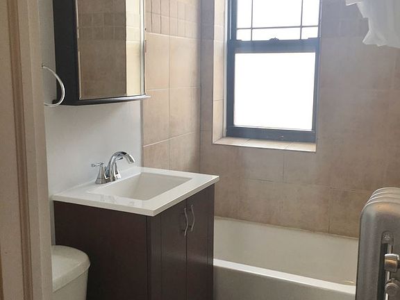 4th image of 1023 W Argyle St APT 223