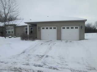 960 Carriage Hills Dr, Chaska, MN 55318