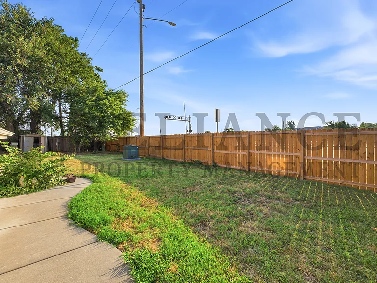322 S Jonathan St — Photo 9