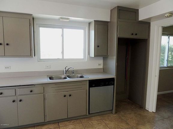 12 Kitchen sink area