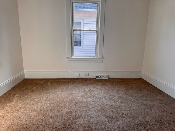 4th image of 1144 Tompkins Ave SE