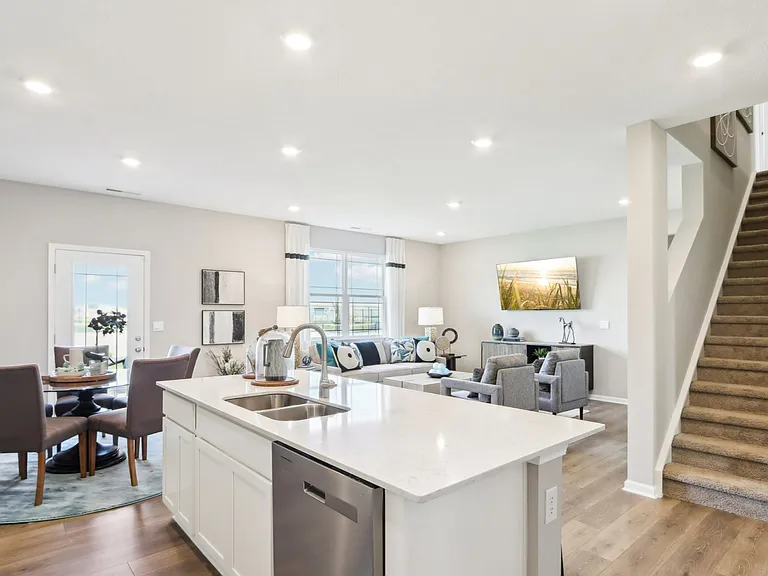 1559 Albatross St — Photo 4
