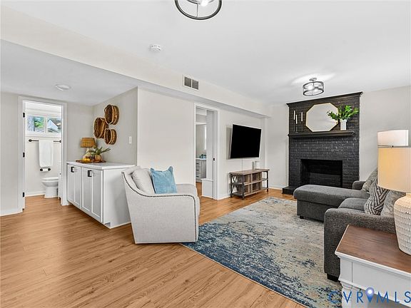 4th image of 9505 Wyndhurst Dr