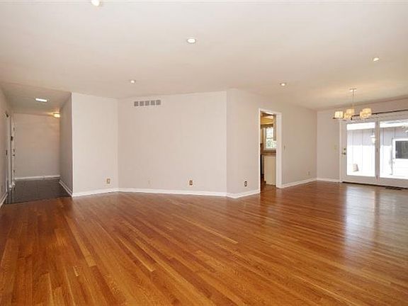4th image of 1307 Stonemill Ct