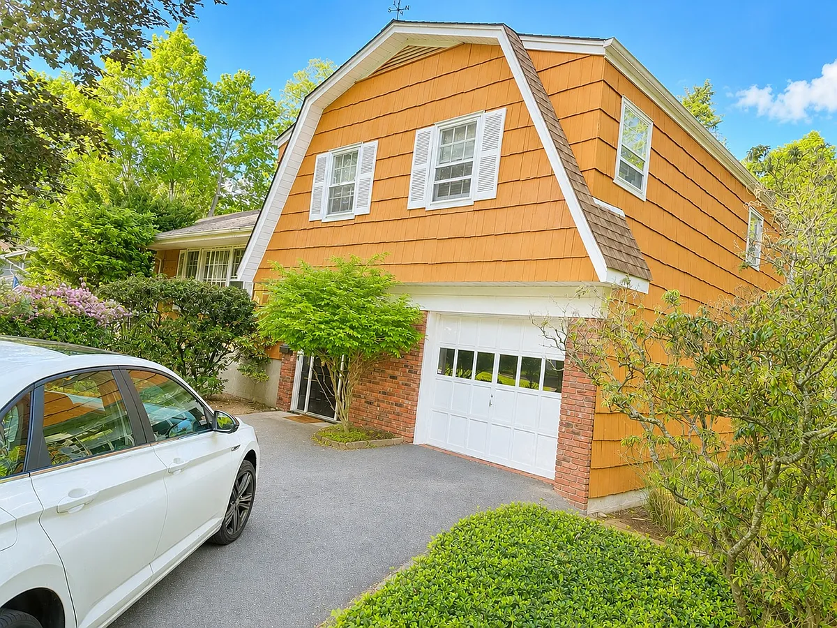 1 Car Garage - 1 Lyons Pl
