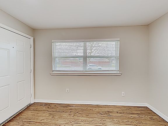3rd image of 709 Cranbrook Ln