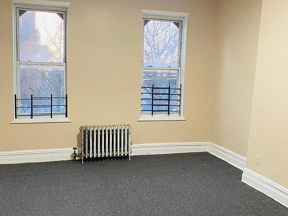 3rd image of 523 Hemlock St Floor 2