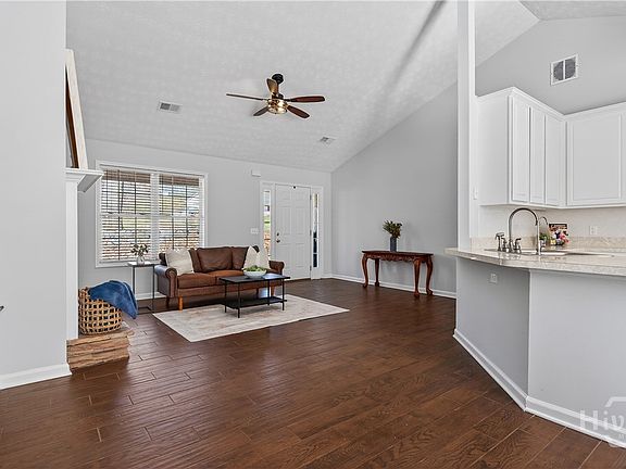 5th image of 465 Cade Court