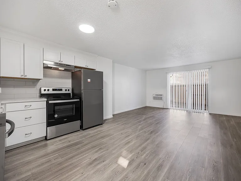 1345 N Devon Ave — Photo 11