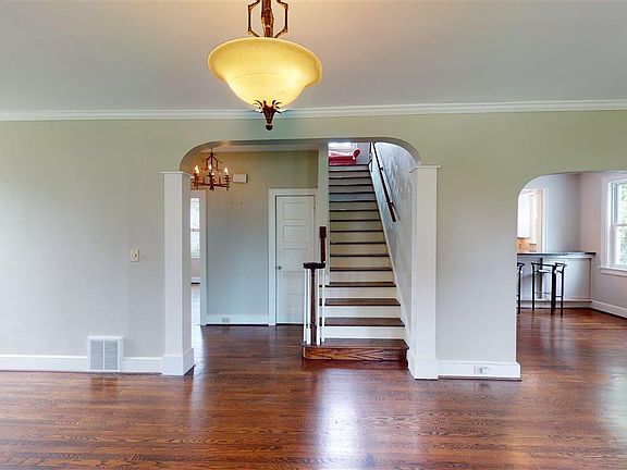 3rd image of 915 Woodland Dr