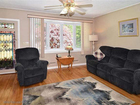 4th image of 10 Barbara Ann Dr