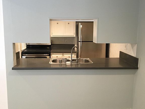 4th image of 718 N Kings Rd #205
