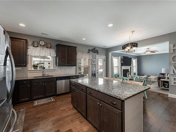 5th image of 110 Ashbury Cir