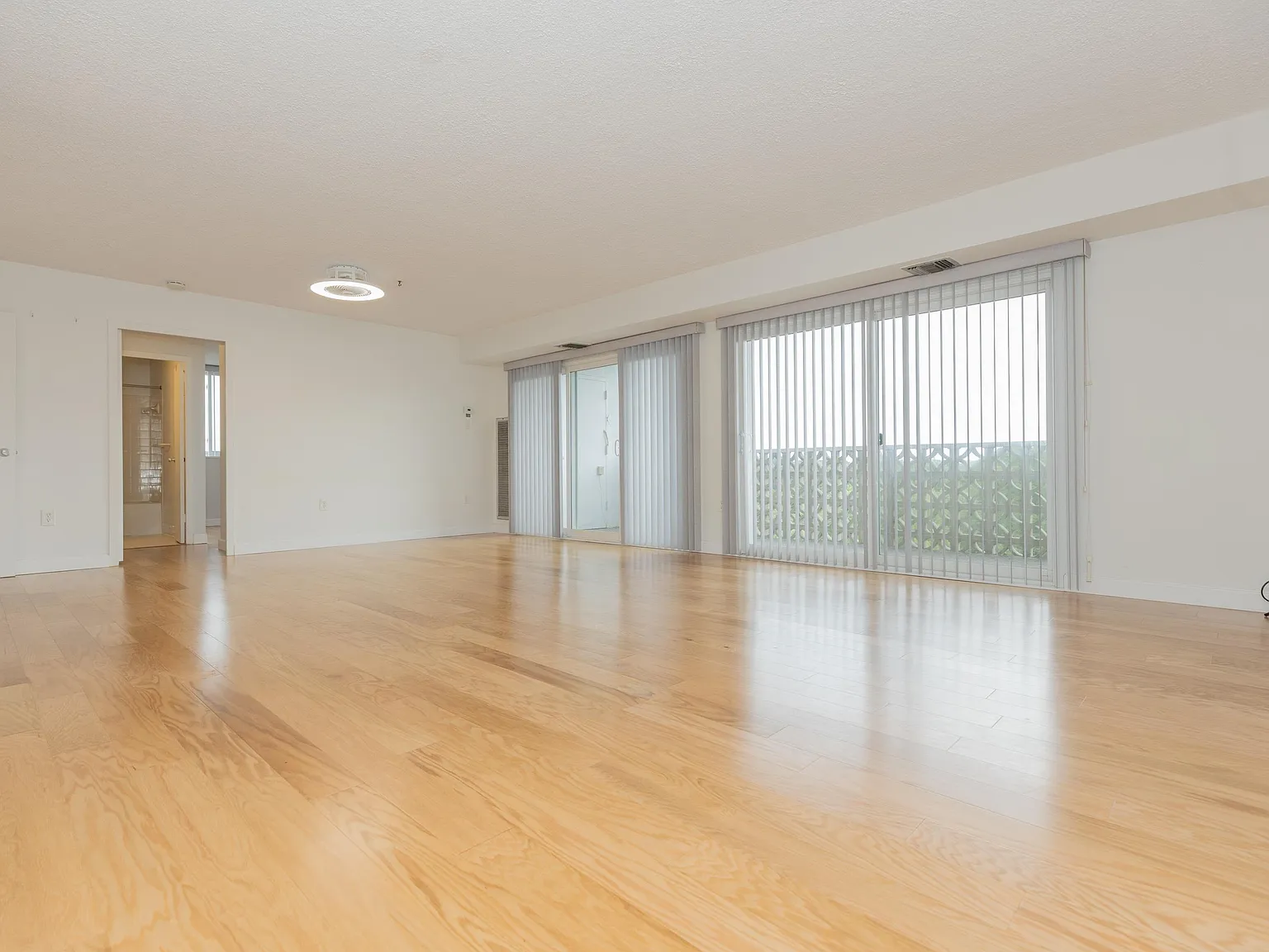 3 bed, 2.0 bath, 1308 sqft, $1,500 — Photo 2