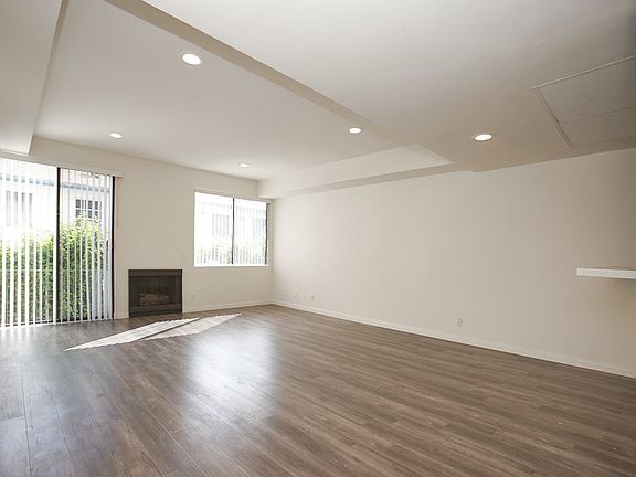 5th image of 1524 Granville Ave APT 105