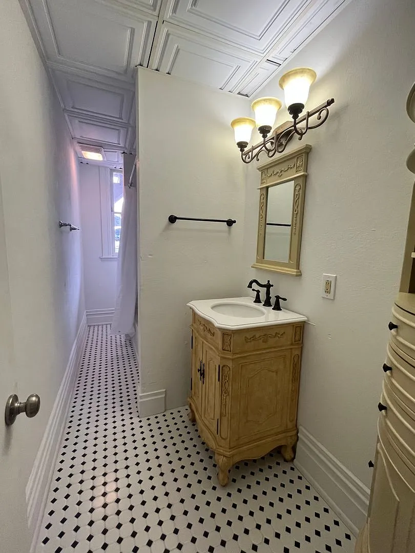 716 W Quartz — Photo 2