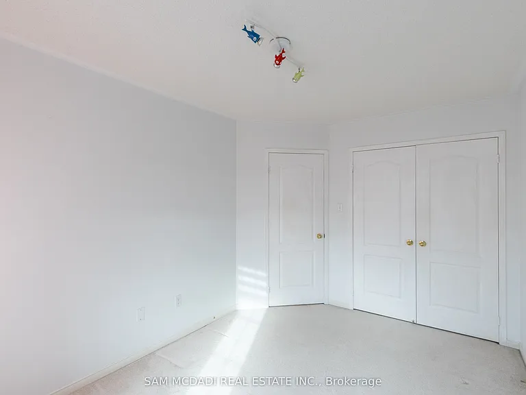 1260 Lamont Cres — Photo 17