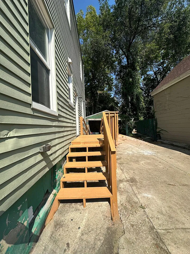 6 Bed/2 Bath w/Ample Parking Mins. from UC $750/pp ($4500/mo) — Photo 2