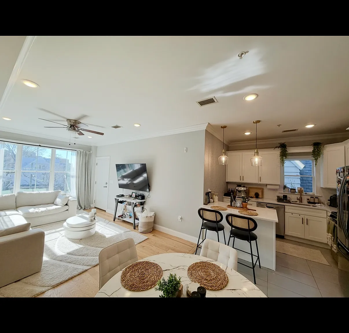3 bed, 1103 sqft, $4,900 — Photo 4