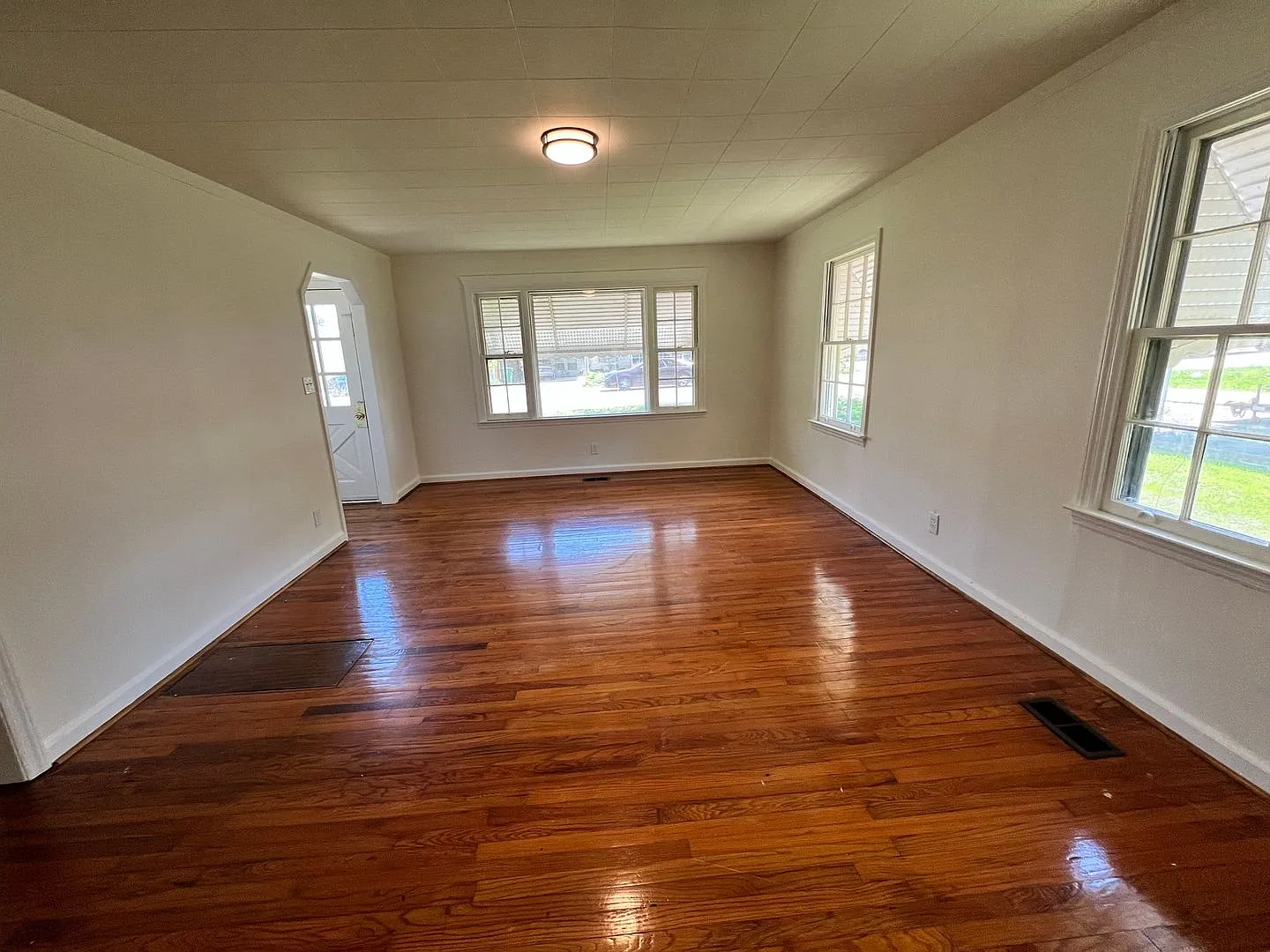 Now available! 2bedroom 1 bathroom with garage — Photo 4