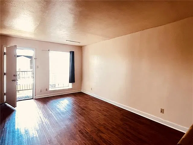 1 bed, 1.0 bath, 576 sqft, $895 — Photo 4