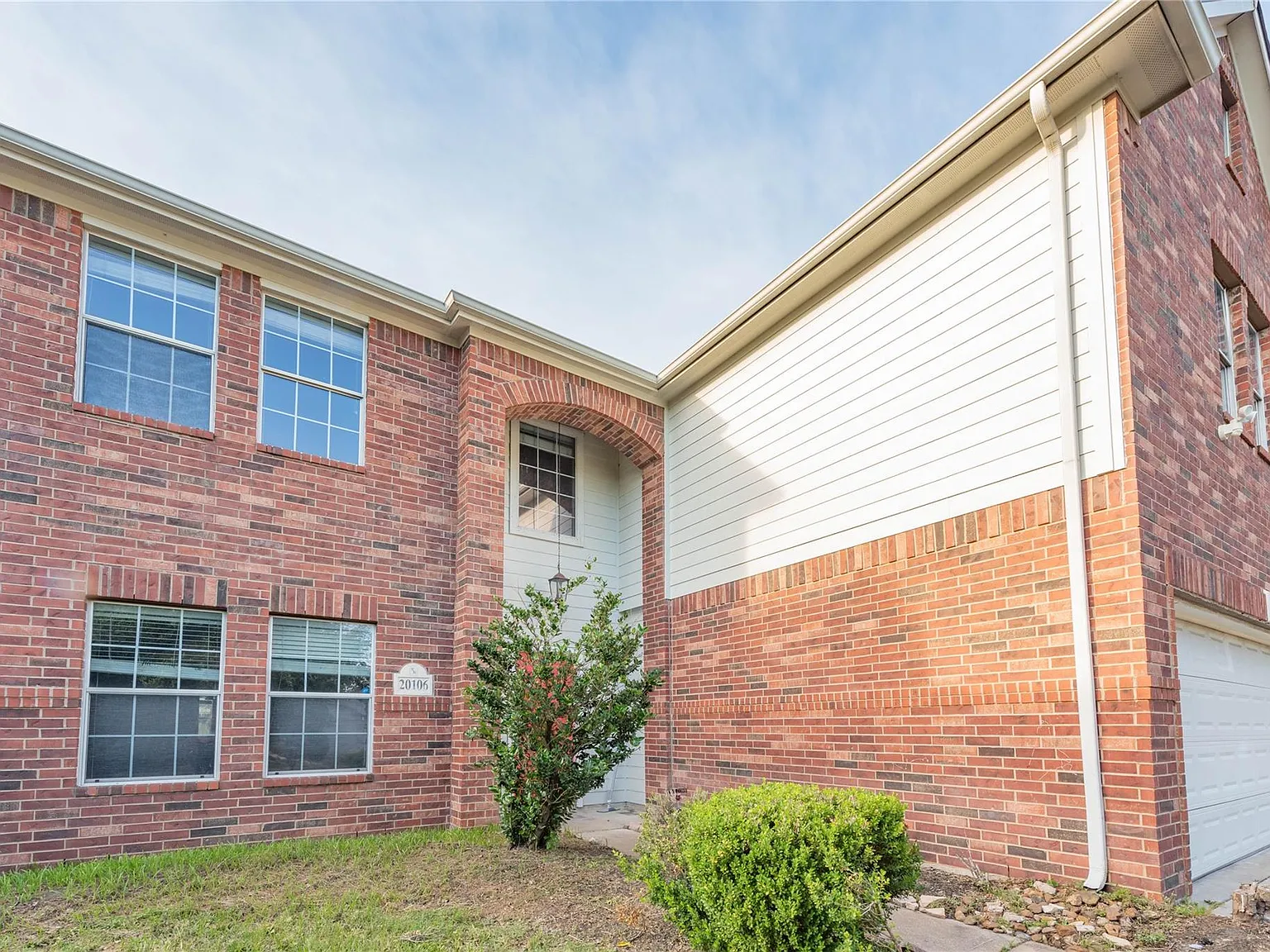 4 bed, 2.5 bath, 2780 sqft, $2,200 — Photo 4