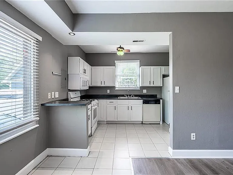 517 E 17th St #1 — Photo 3