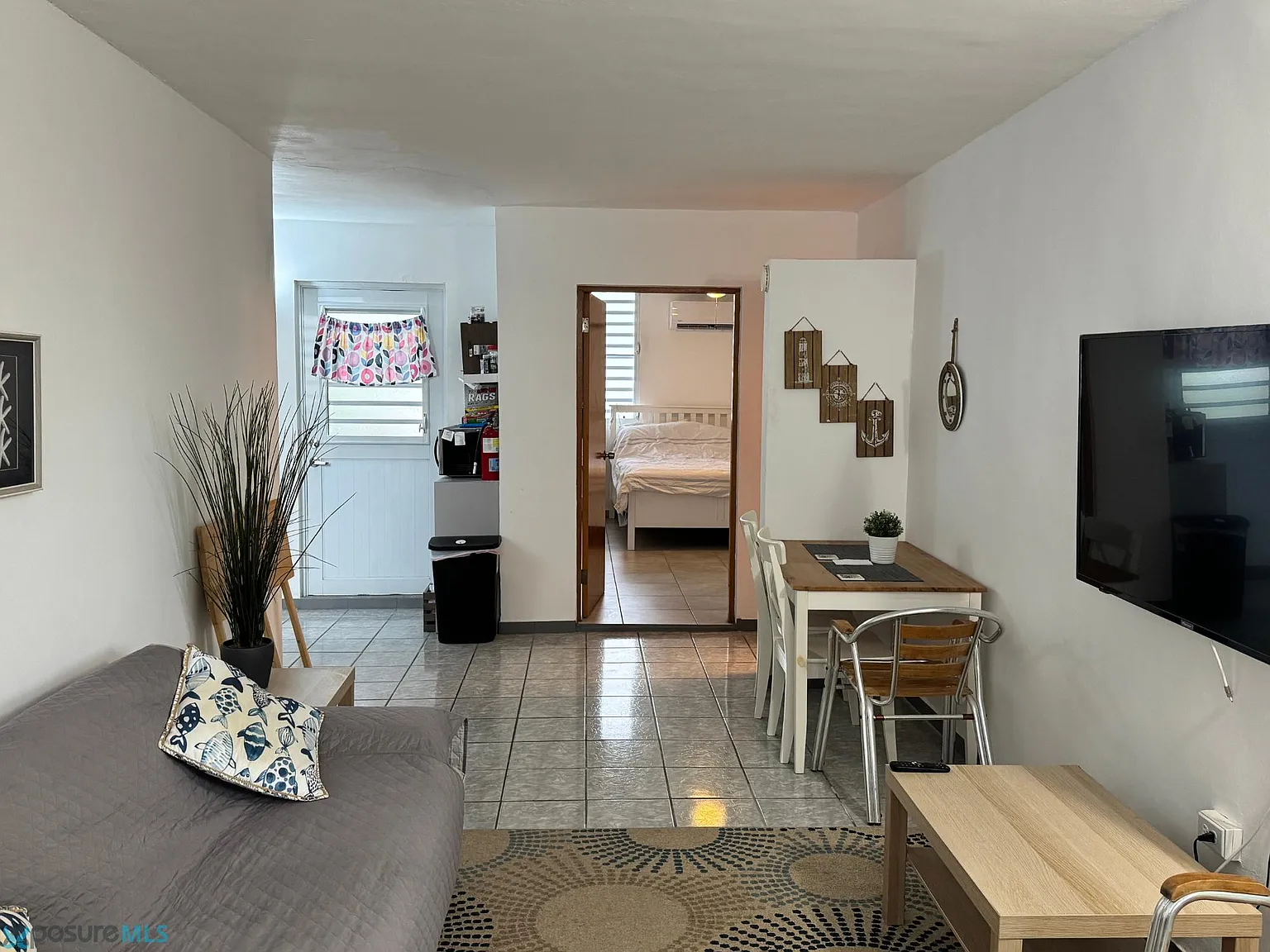 2 bed, 1.0 bath, 450 sqft, $1,200 — Photo 2