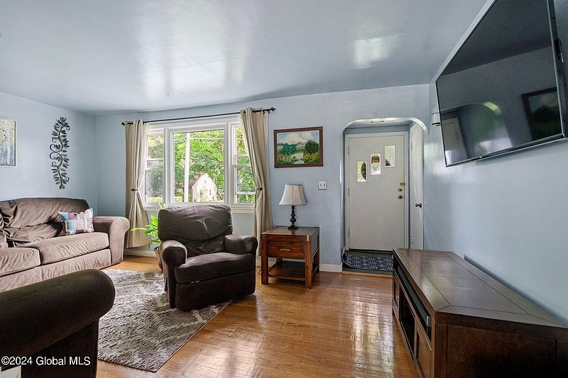 3rd image of 18 Marion Boulevard