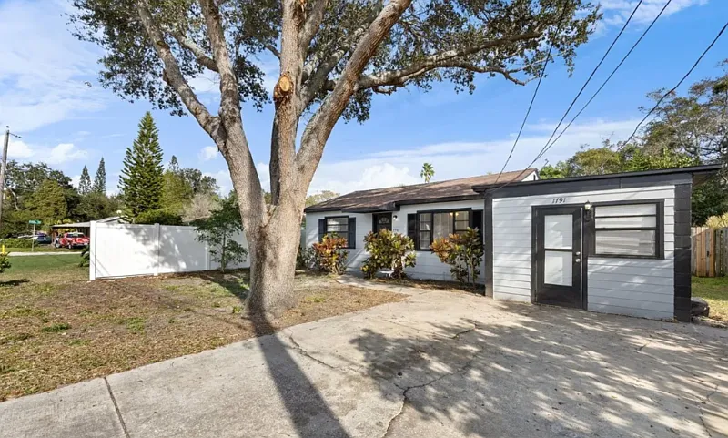 3 bed, 1.0 bath, 1046 sqft, $1,795 — Photo 3