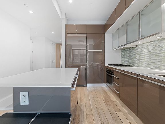 4th image of 75 Wall St APT 21A