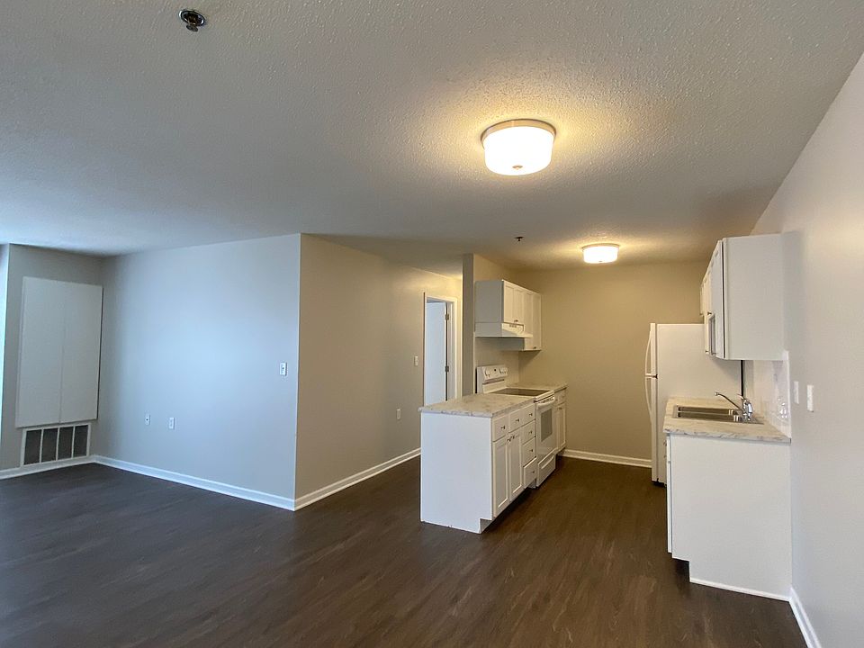 1st image of 1068 N Raymond Ave #104