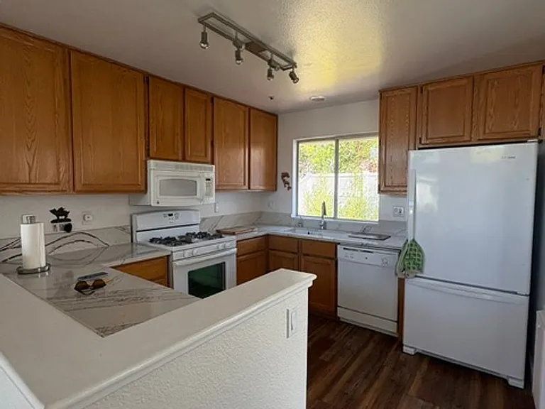 981 Bluebell Way — Photo 4