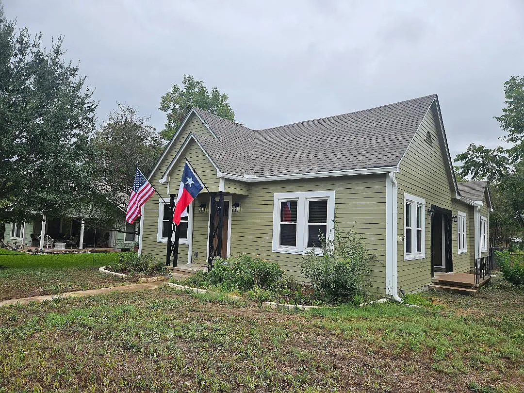3 bed, 2.0 bath, 1476 sqft, $2,160 — Photo 1