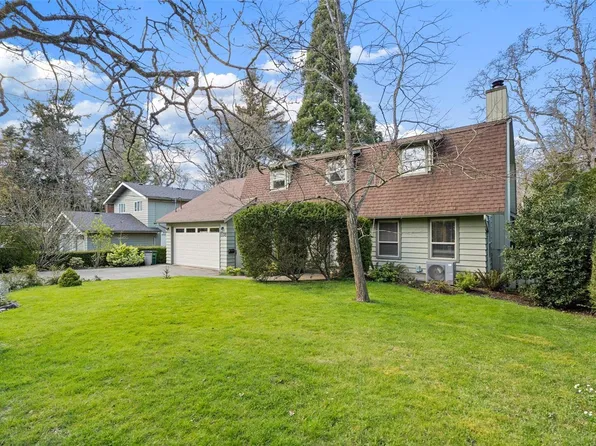 1538 Cedarglen Rd, Saanich, BC V8N 2A9