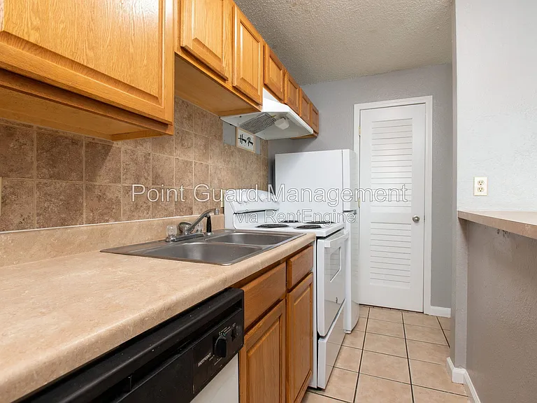 2228 S Oliver Ave — Photo 11