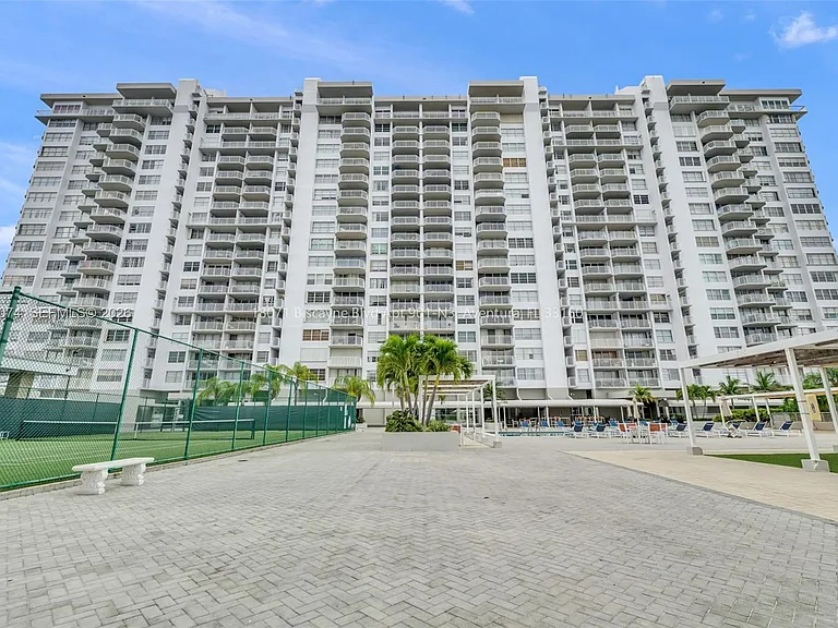 18071 Biscayne Blvd #901 — Photo 39