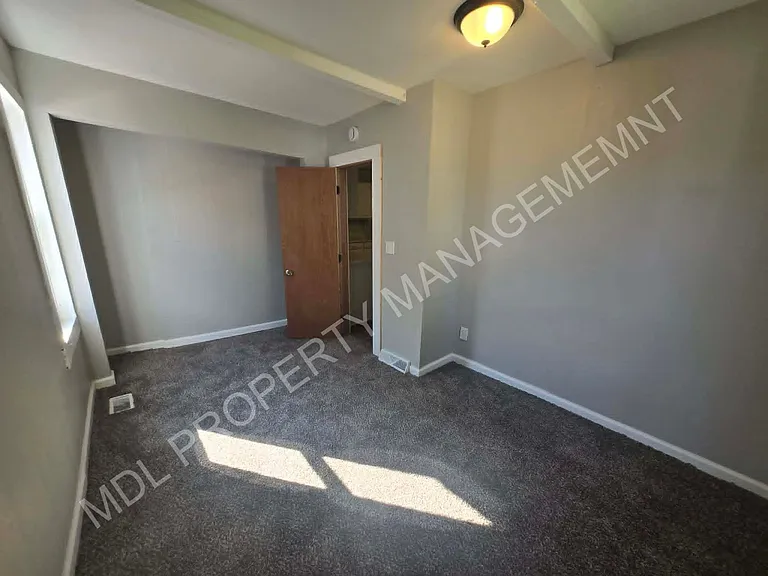 913 N Granger St — Photo 6