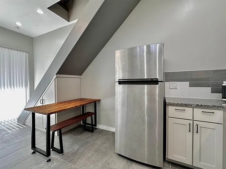 914 E 39th St #2 — Photo 12