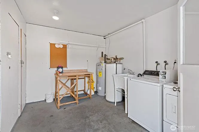 Laundry room in building