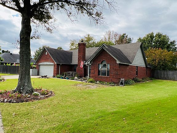 3rd image of 524 Fair Oaks Cir