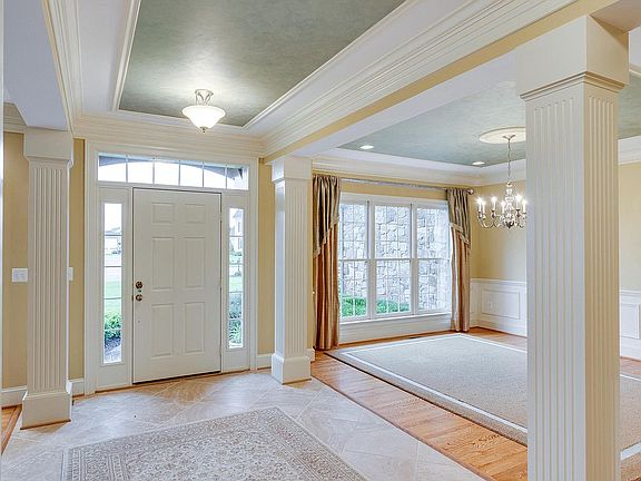 Center Hall Entry
