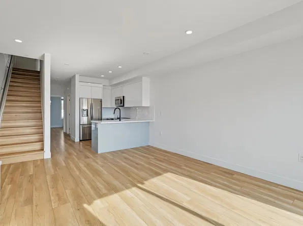 6288 Beresford St #11, Burnaby, BC V5J 1K2