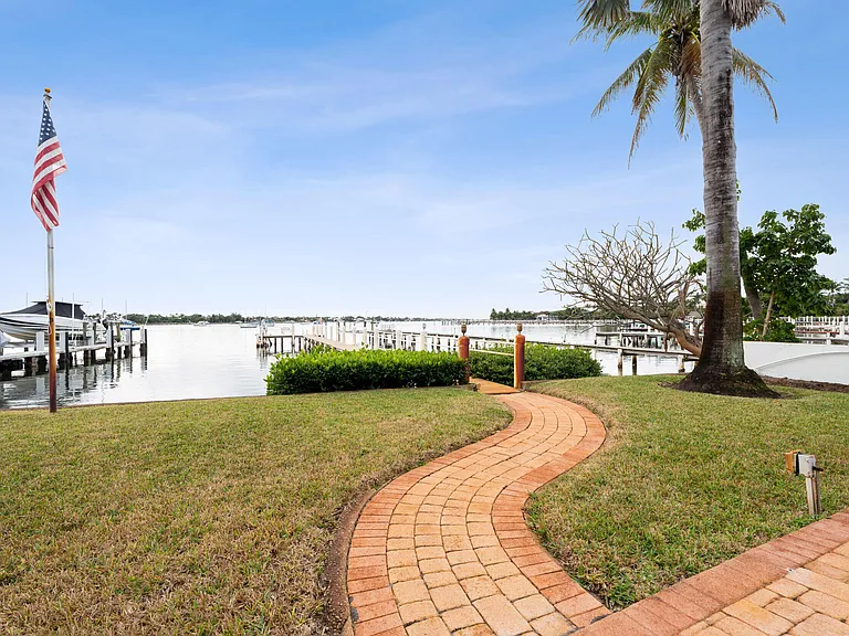 114 S Lake Dr — Photo 36
