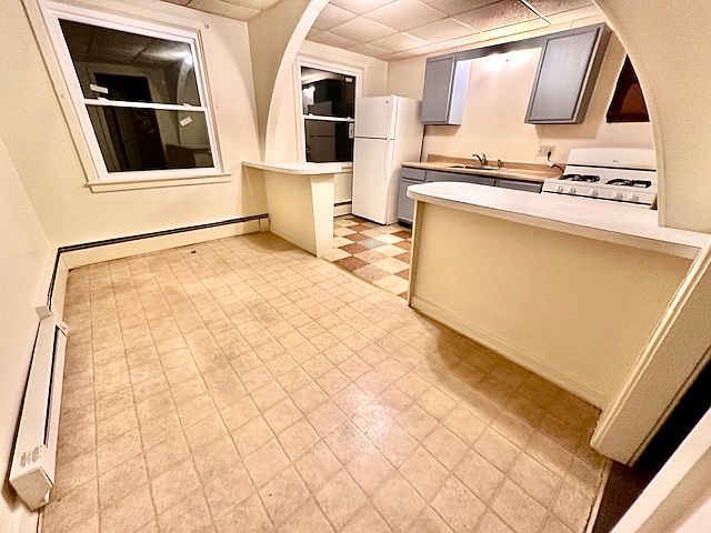 862 Iron Ridge Rd - Dining Area with Peninsula Countertops