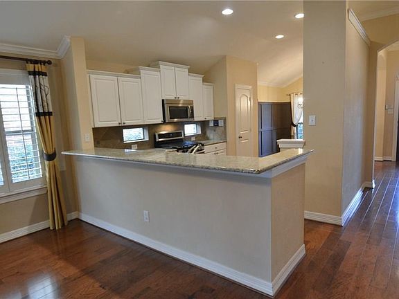 2nd image of 300 Oriole Dr